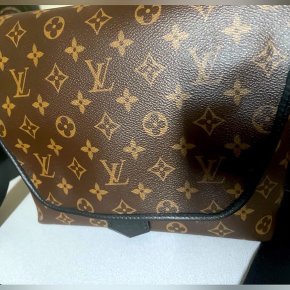 Louis Vuitton Magnetic Messanger - Picture 2 of 4